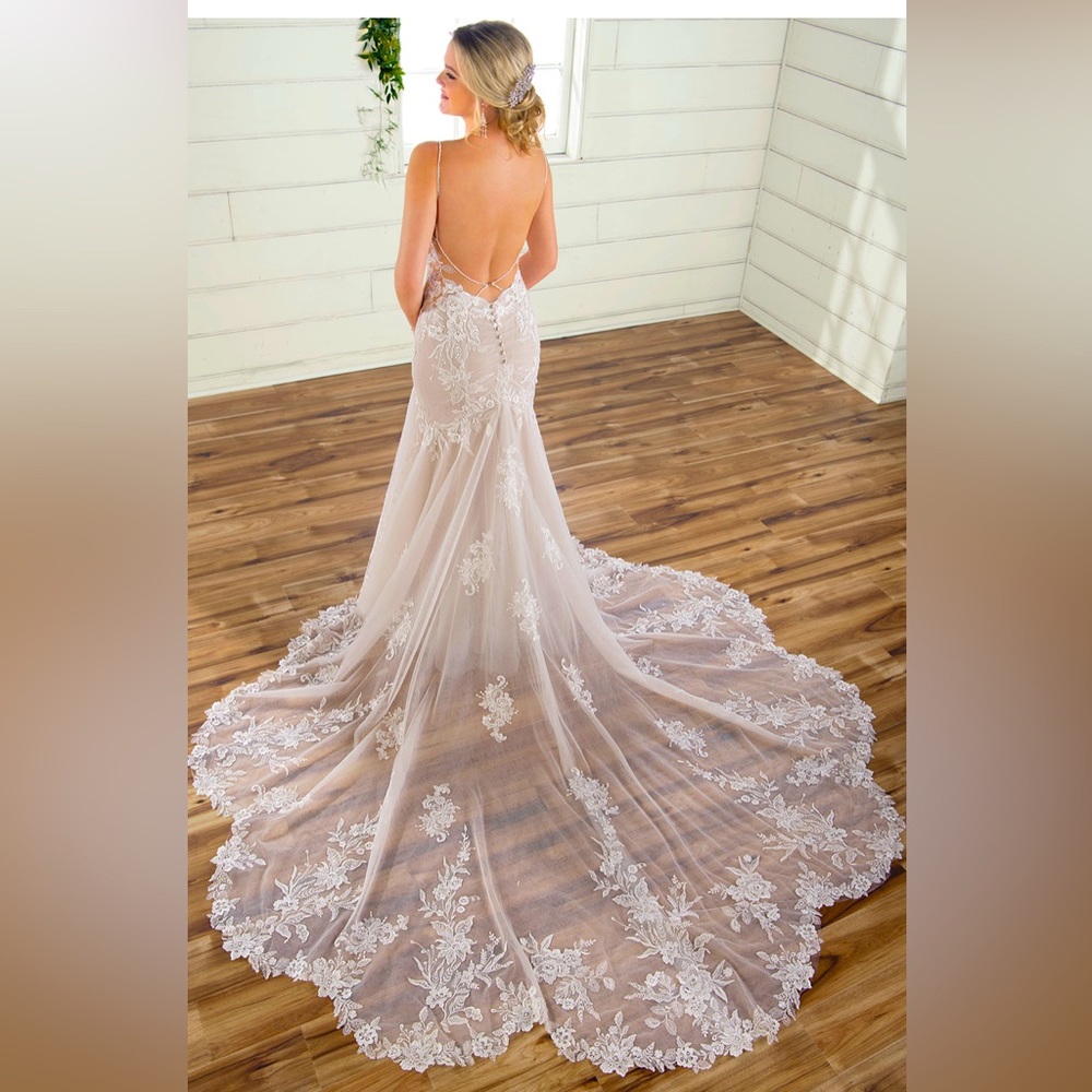 SEXY BACKLESS MERMAID GOWN WITH PLUNGING NECKLINE